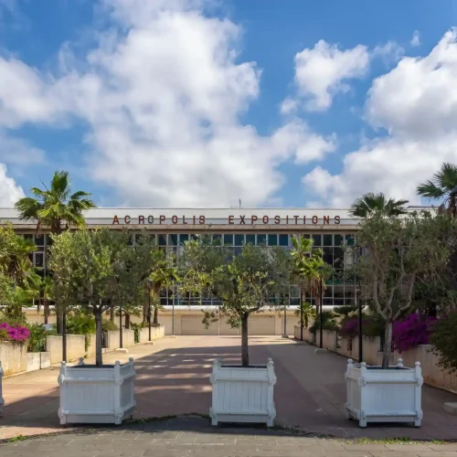 Entrée principale de l’Acropolis – Palais des Expositions de Nice, proche de l’Hôtel Aria Nice.