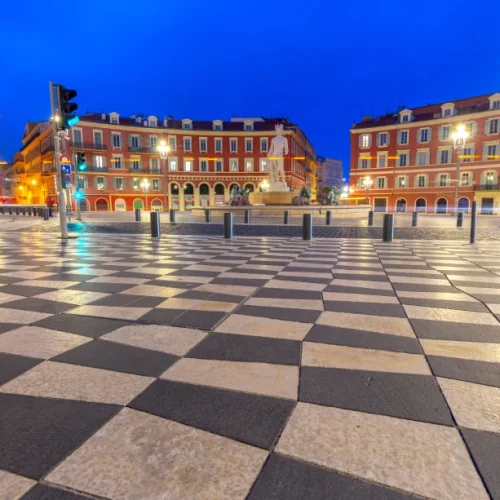 Vue de la Place Masséna à Nice au crépuscule avec son sol en damier