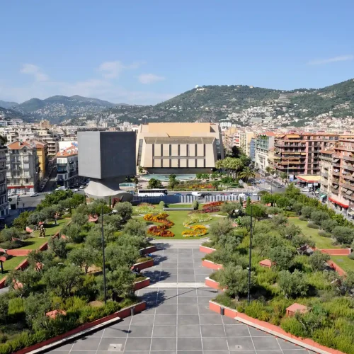 Vue aérienne du Palais des Expositions de Nice et du jardin du musée de la Tête Carrée, à quelques minutes de l’Hôtel Aria Nice.