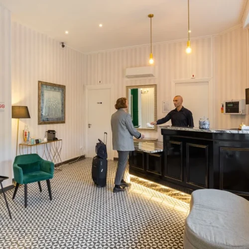 reception-hotel-aria-2.webp
